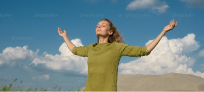 persona a braccia aperte